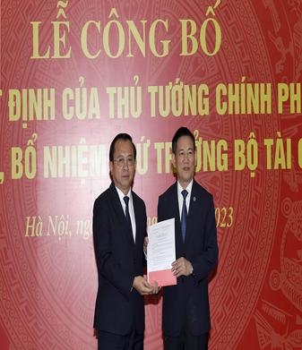 Trao Quyết định bổ nhiệm ông Lê Tấn Cận giữ chức Thứ trưởng Bộ Tài chính